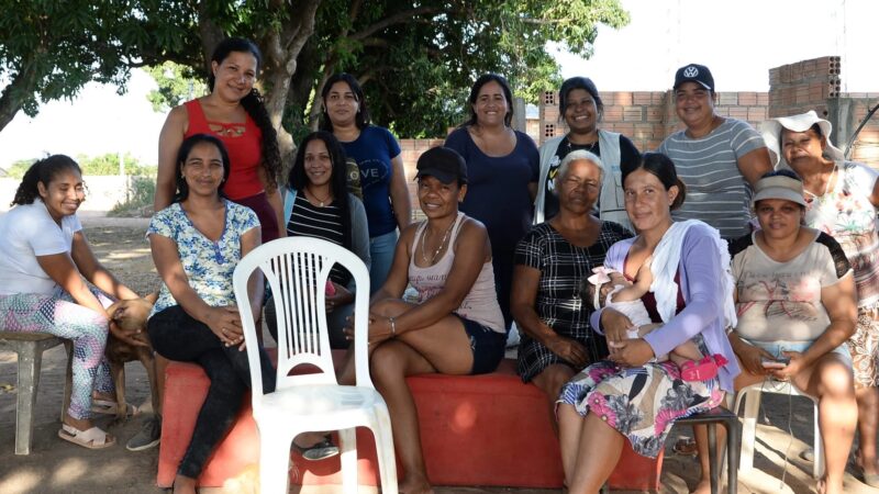 Famílias venezuelanas lideradas por mulheres se organizam para financiar terrenos e construir casas em Roraima