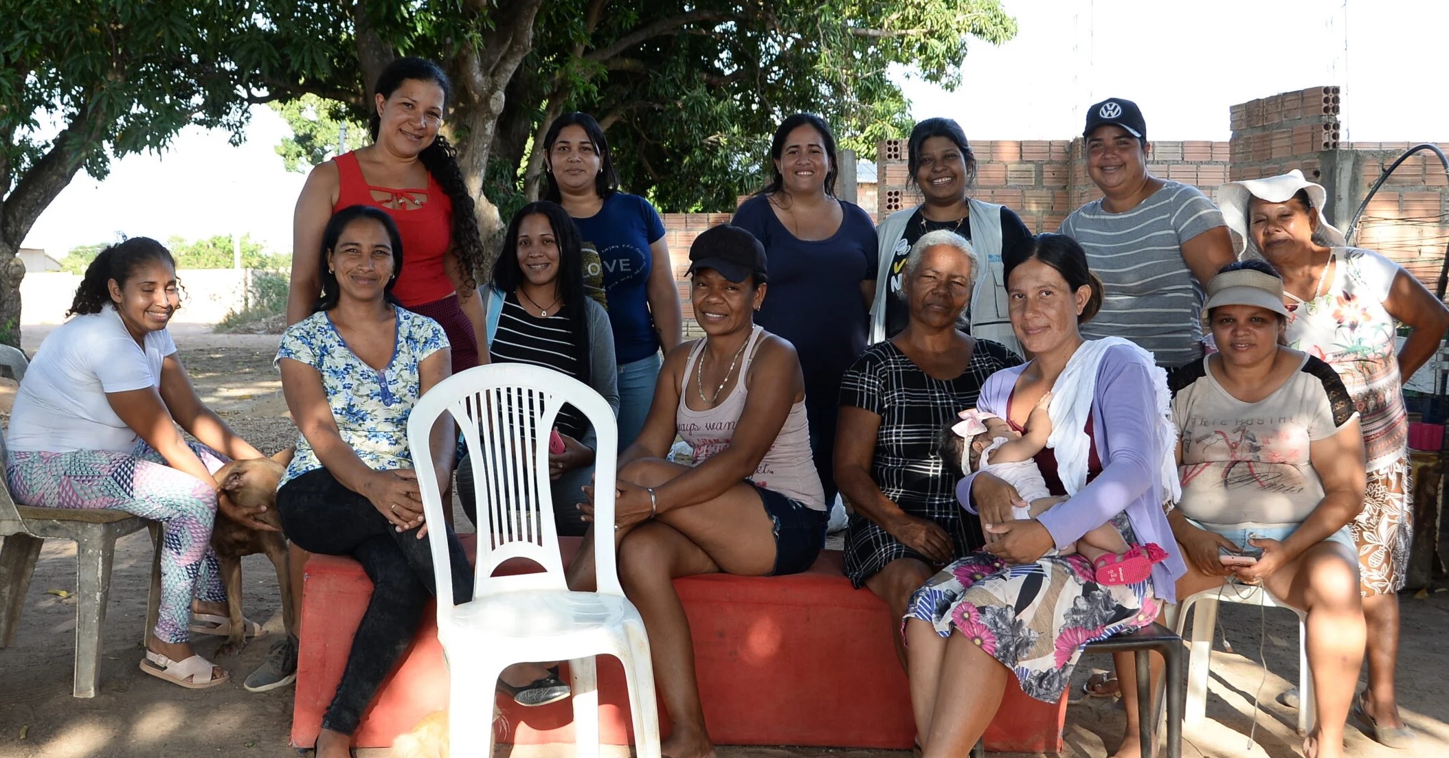 Famílias venezuelanas lideradas por mulheres se organizam para financiar terrenos e construir casas em Roraima