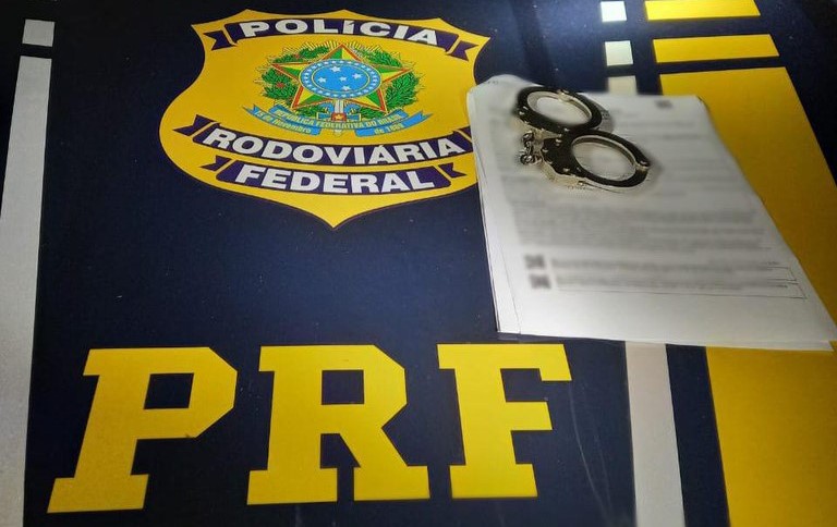 PRF em Roraima prende homem com mandado de prisão em aberto e recaptura foragido em ônibus interestadual