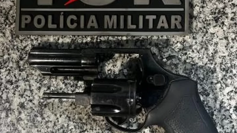 Homem é preso pela PM quando tentava vender arma de fogo em praça pública de Boa Vista