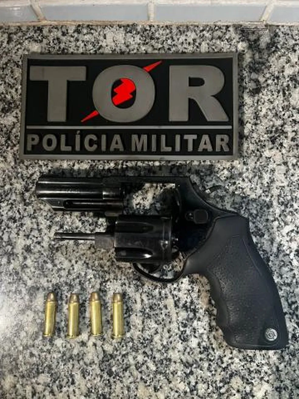 Homem é preso pela PM quando tentava vender arma de fogo em praça pública de Boa Vista