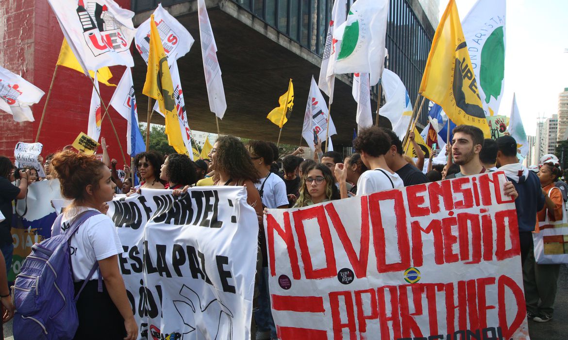 Consulta sobre Novo Ensino Médio recebeu 150 mil respostas de alunos, professores e gestores escolares