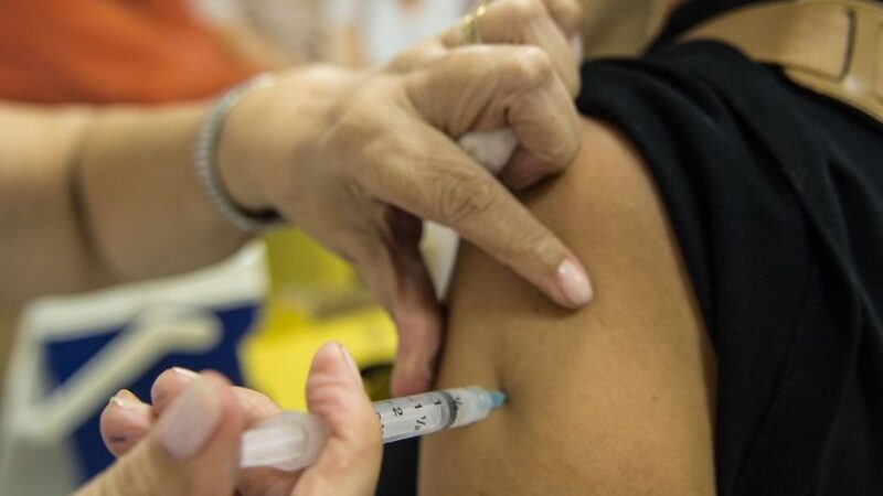 Baixa vacinação de idosos acende alerta para casos de gripe em todo o país; em Roraima, menos de 40% foram vacinados