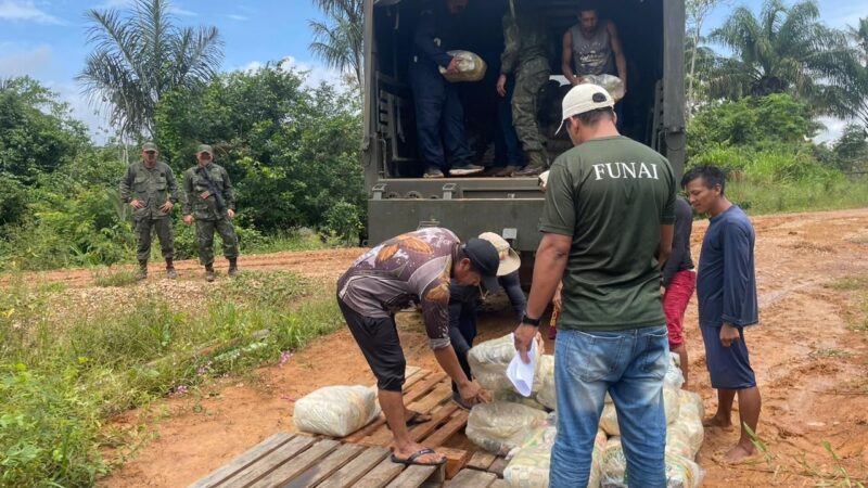 Forças Armadas entregam 5,6 toneladas de cestas básicas a indígenas Yanomami em Roraima