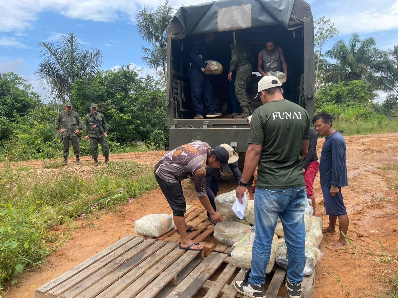 Forças Armadas entregam 5,6 toneladas de cestas básicas a indígenas Yanomami em Roraima