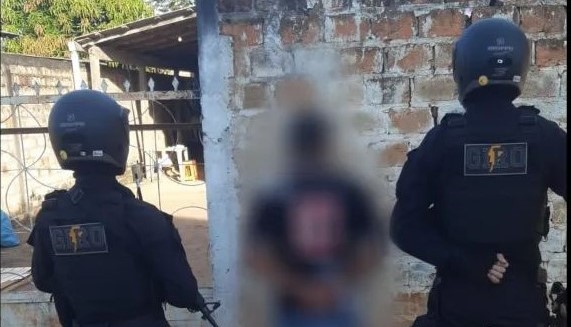 Homem com mandado de prisão em aberto é preso após tentar se livrar de abordagem policial no bairro Cauamé