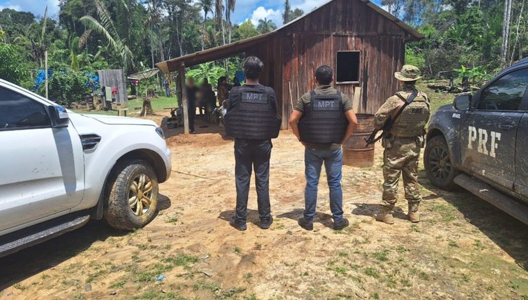 MPT e PRF resgatam de trabalho escravo no interior de Roraima dois adultos e três crianças da mesma família