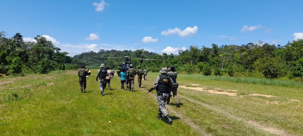 Em ação conjunta, Forças Armadas prendem mais oito pessoas na Terra Yanomami em Roraima