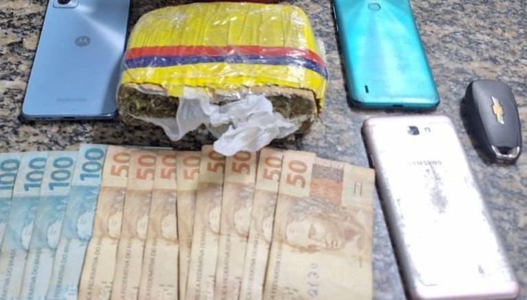 Bope prende jovem albergado suspeito de vender drogas em Boa Vista e apreende skunk, dinheiro e celulares