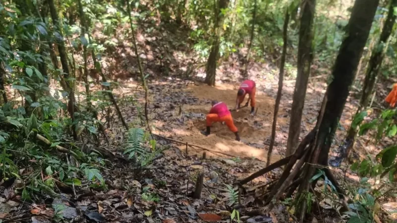 Polícia retira corpos de garimpeiros mortos na Terra Yanomami em conflito com indígenas