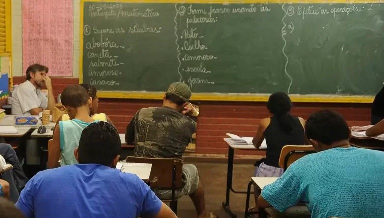 Estudantes de baixa renda do ensino médio terão bolsa para permanecer na escola