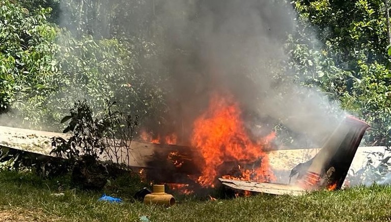 Forças Armadas e PF destroem avião e quatro áreas de garimpo na Terra Yanomami