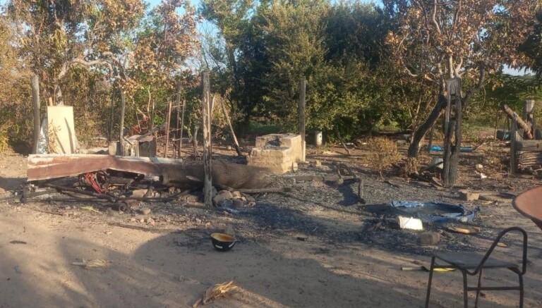 Casal de indígenas pede ajuda após ter casa destruída por incêndio em Boa Vista