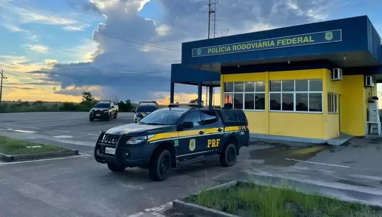 PRF prende na BR-174 dois foragidos da Justiça por tráfico e violência doméstica