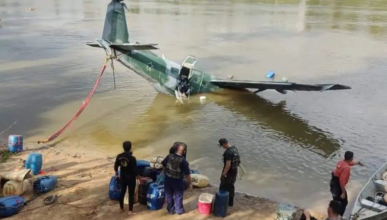 Avião que fez pouso de emergência é retirado de rio em Roraima por helicóptero; veja vídeo