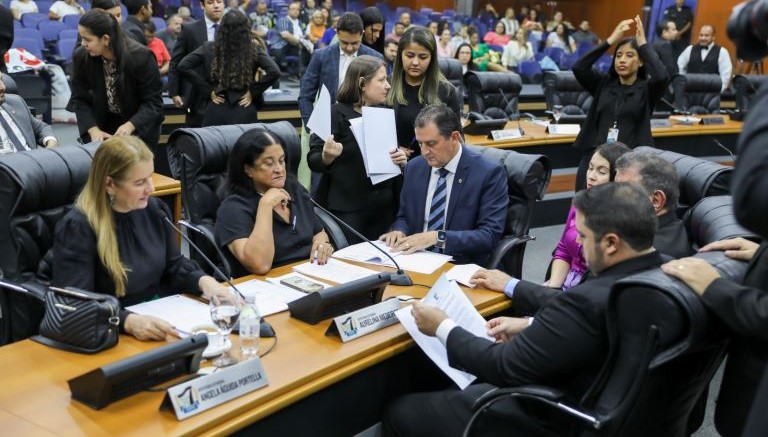 Deputados aprovam projeto que garante aposentadoria para professores da educação especial