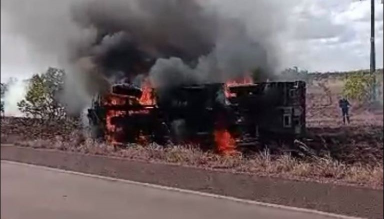 Caminhão do Exército pega fogo depois de tombar em BR de acesso a Bonfim, Norte de Roraima