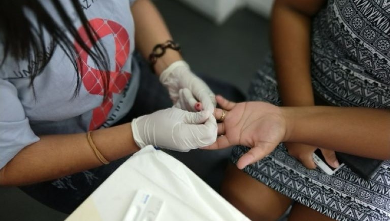 Dezembro Vermelho: casos de sífilis e de HIV/Aids aumentam entre homens jovens