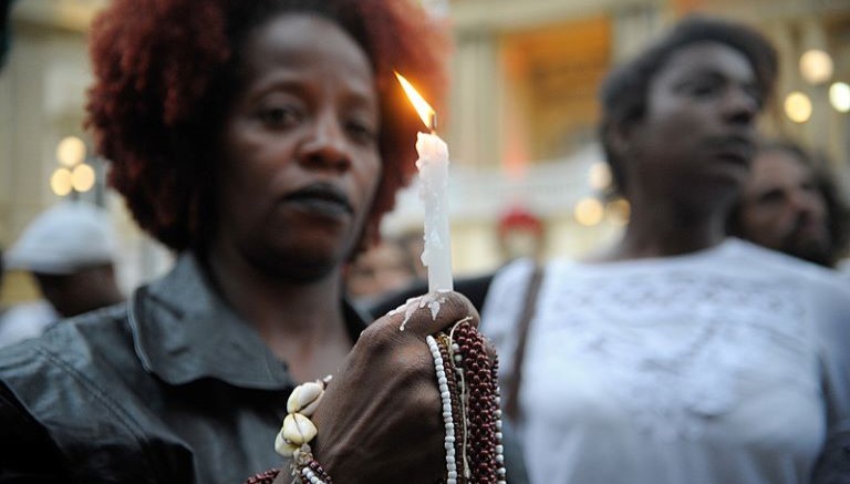 Cresce o número de homicídios de mulheres negras e cai o de não negras; Roraima lidera ranking