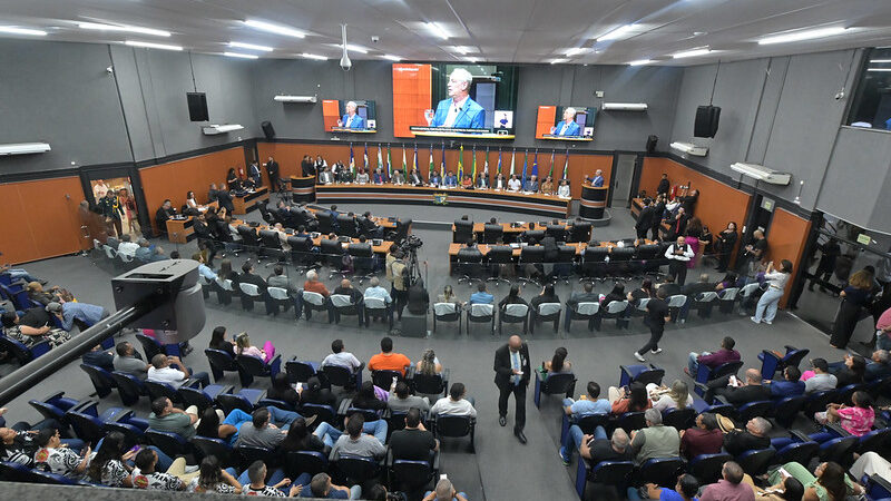 Ciro Gomes ministra palestra sobre crescimento econômico e sustentável em plenário da ALE-RR