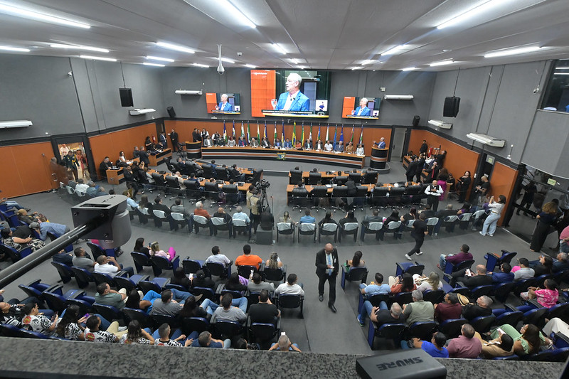 Ciro Gomes ministra palestra sobre crescimento econômico e sustentável em plenário da ALE-RR