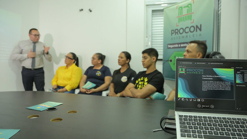 Procon Assembleia aborda direitos do consumidor em palestra para funcionários de supermercado de Boa Vista