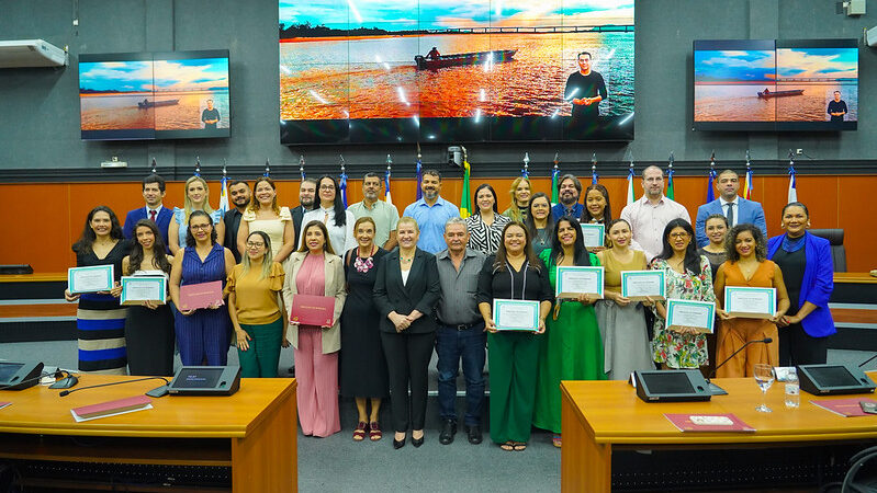 Biomédicos, professores e aluna de Letras são agraciados com honraria por serviços relevantes e contribuição em projeto do Teamarr