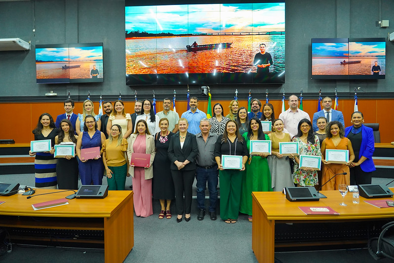 Biomédicos, professores e aluna de Letras são agraciados com honraria por serviços relevantes e contribuição em projeto do Teamarr