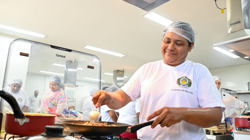 Merendeiras da rede municipal de ensino recebem capacitação em boas práticas alimentares em Boa Vista