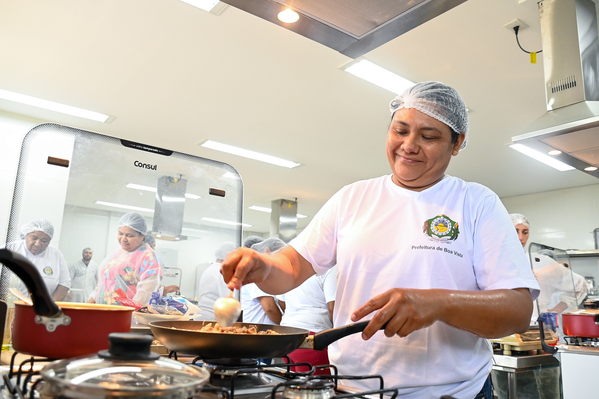 Merendeiras da rede municipal de ensino recebem capacitação em boas práticas alimentares em Boa Vista