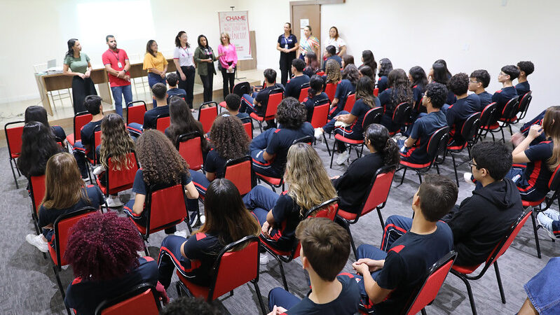 Chame orienta alunos do Colégio Fametro com palestra sobre violência doméstica e familiar