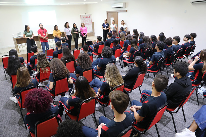 Chame orienta alunos do Colégio Fametro com palestra sobre violência doméstica e familiar