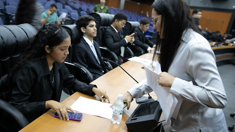 Deputados do Parlamento Jovem Roraimense discutem propostas nas áreas de educação, esporte e economia