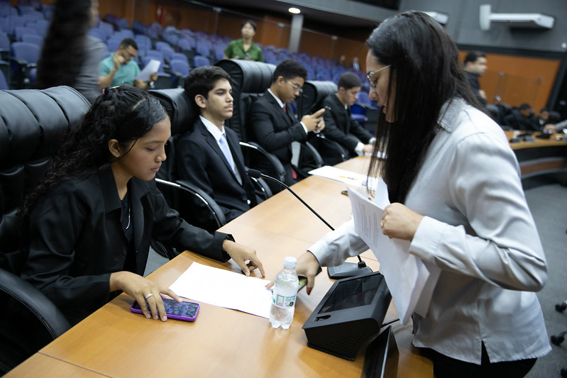 Deputados do Parlamento Jovem Roraimense discutem propostas nas áreas de educação, esporte e economia