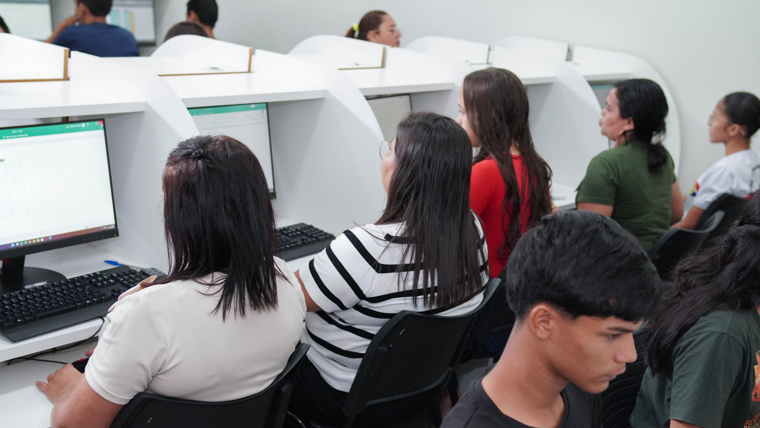 Escolegis inicia inscrições para cursos presenciais de informática em Boa Vista