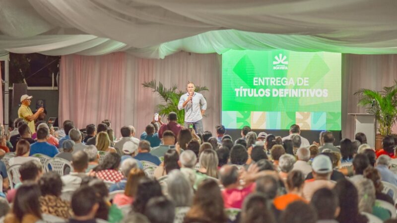 Prefeitura de Boa Vista entrega 321 títulos definitivos para famílias de 27 bairros