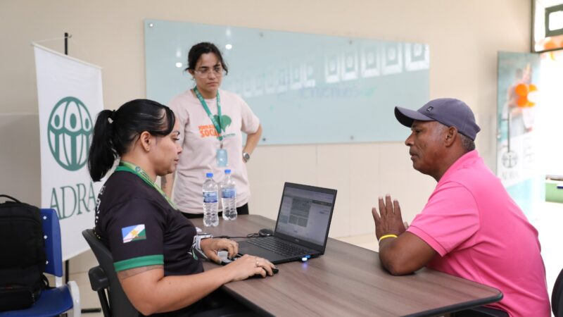 Migrantes e refugiados recebem atendimento da Defensoria Itinerante em ação social