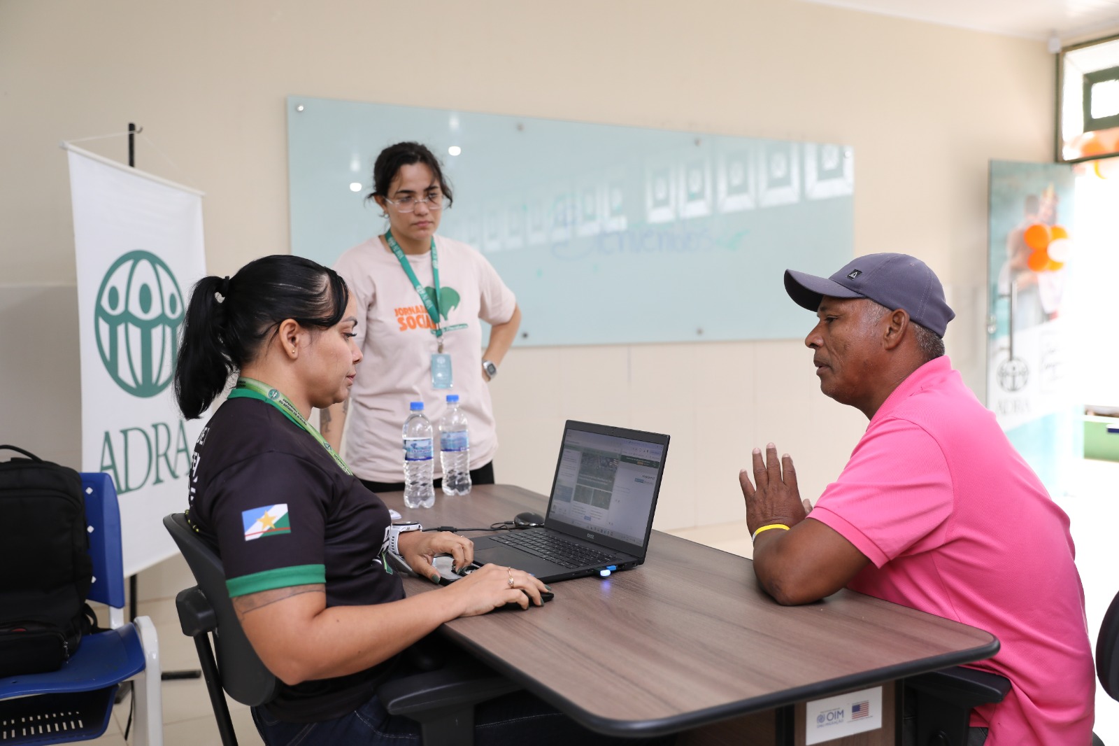 Migrantes e refugiados recebem atendimento da Defensoria Itinerante em ação social