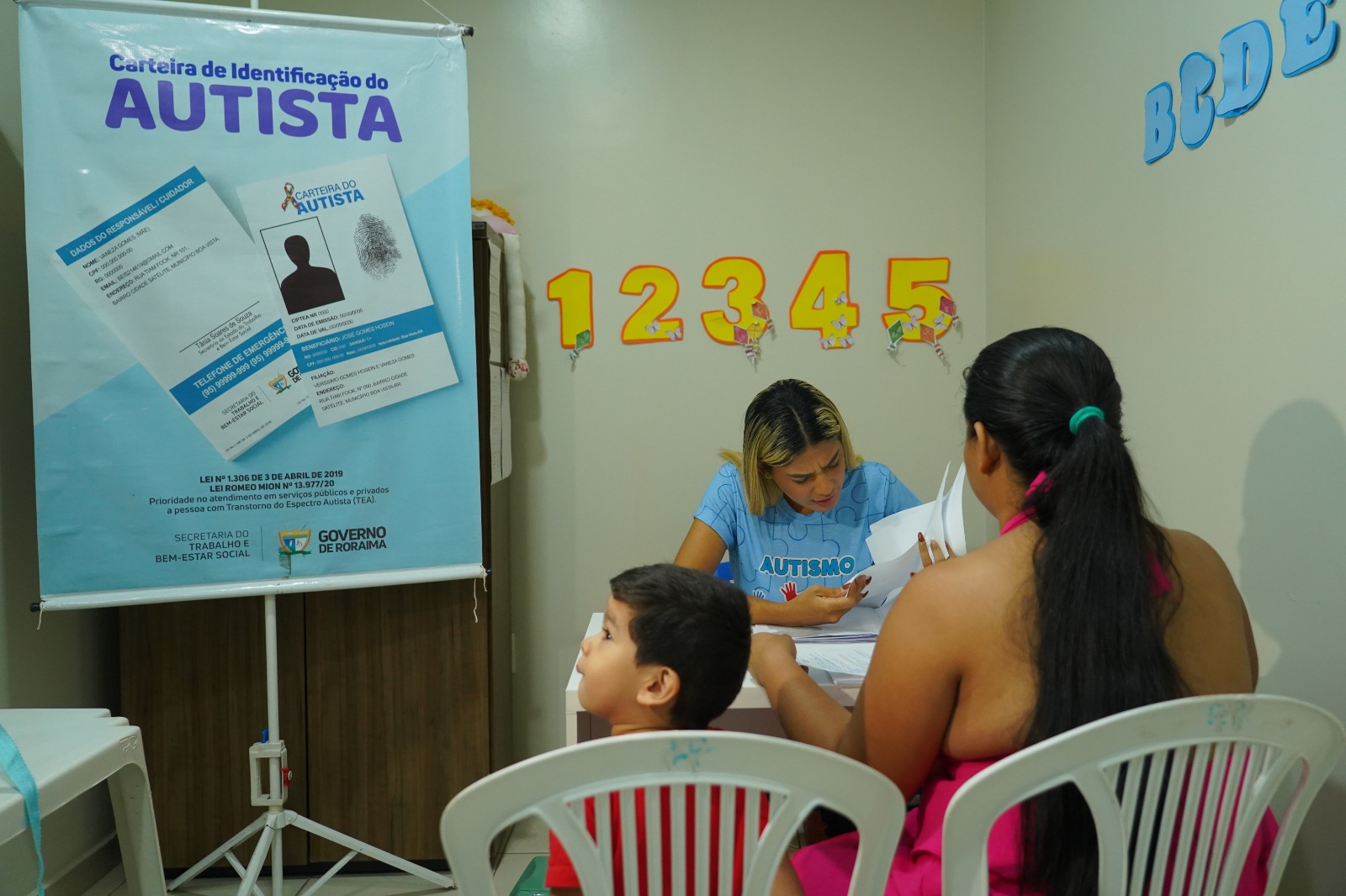 Exposição de desenhos, panfletagem e emissão de documento marcam Dia do Orgulho Autista no Teamarr