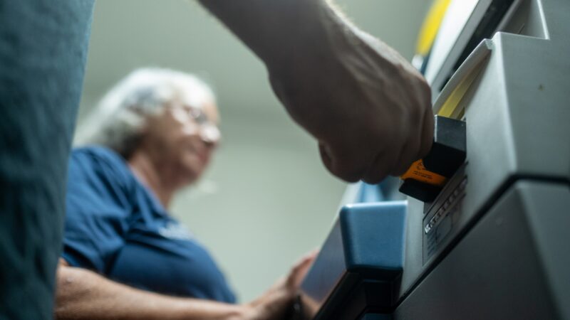 Leis e ações da ALERR protegem idosos contra golpes financeiros